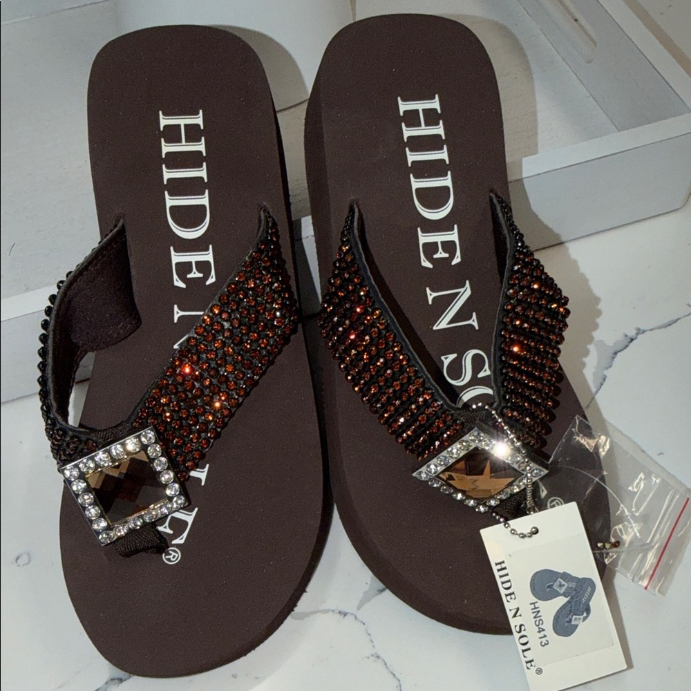 Hide N Sole, specifically model HNS413,
